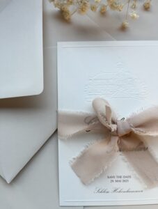 individuelle Save the Date - Karte mit einer Blindprägung der Location