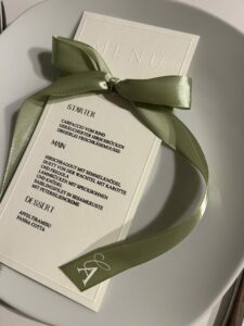 Menükarte mit Blindprägung und personalisierter Schleife