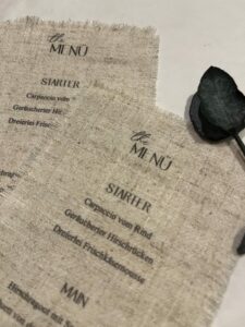 Menükarte aus Stoff als individuelle Hochzeitspapeterie