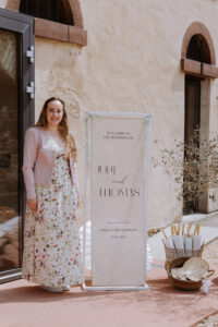 Willkommensschild aus Stoff für eine Hochzeit