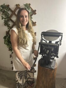 Christin, Gründerin von Papiergefühl steht an ihrem Boston Tiegel für Letterpress Hochzeitspapeterie