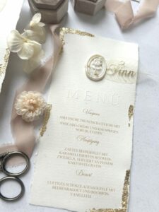 exklusive Menükarte für Hochzeiten mit Blindprägung und Blattgold auf handgeschöpftem Papier