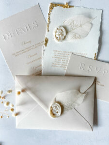 exklusives Einladungsset als individuelle Papeterie mit Blindprägung und Goldrand