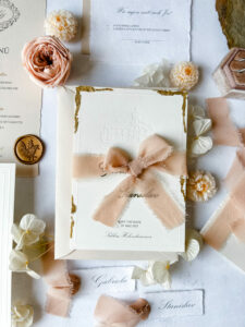 Hochzeitseinladung mit Location Blindprägung