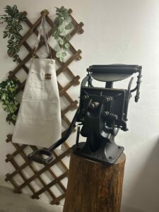 Boston Tiegel auf einem Stamm im Atelier von Papiergefühl für Hochzeitspapeterie Letterpress